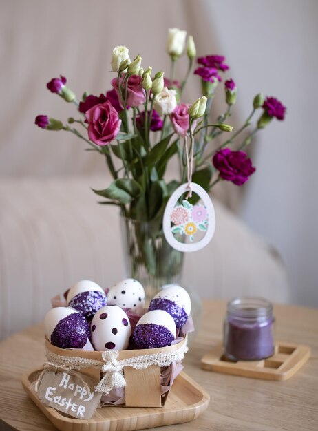 Composition de Pâques avec des oeufs décorés d'étincelles violettes