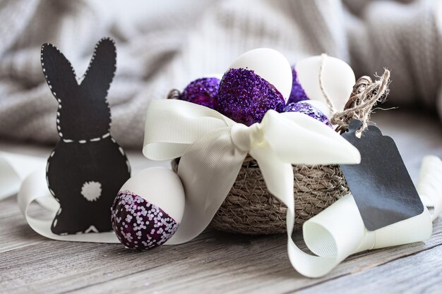 Composition de Pâques avec des oeufs décorés d'étincelles violettes