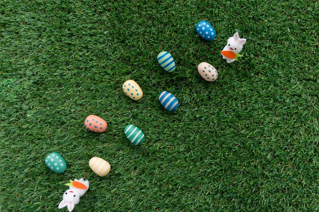 Composition de Pâques avec des œufs et des lapins