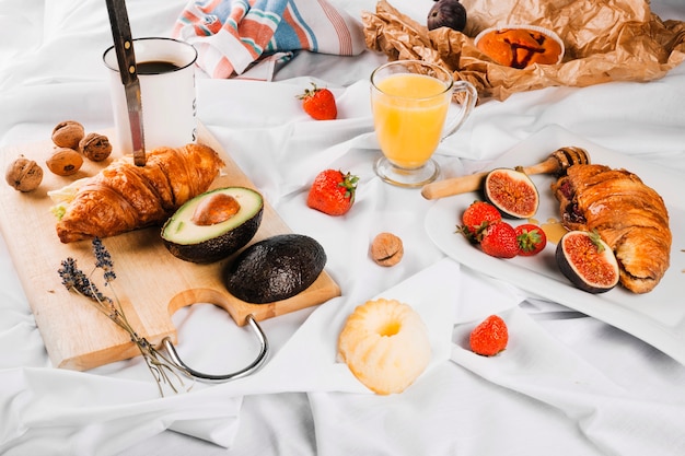 Composition de pâtisserie et de fruits