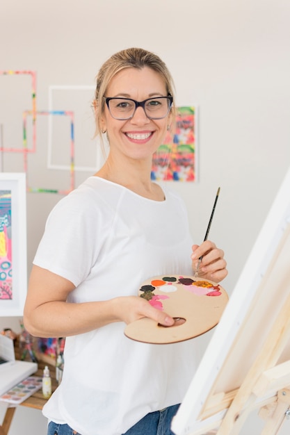 Composition de peinture avec modèle féminin