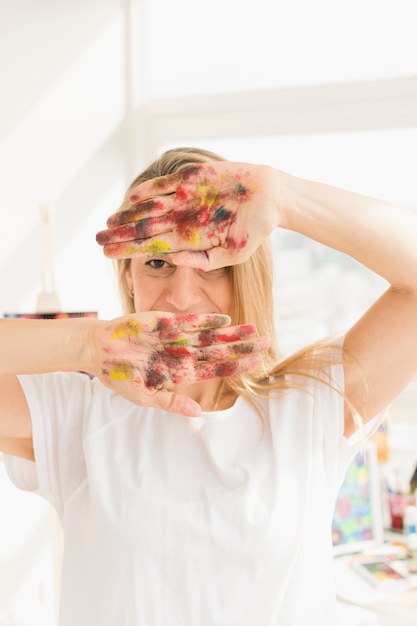 Photo gratuite composition de peinture avec modèle féminin