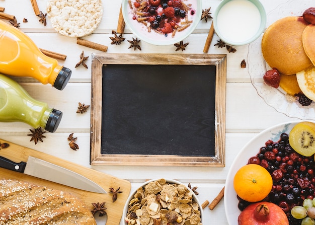 Composition de petit-déjeuner avec ardoise vierge