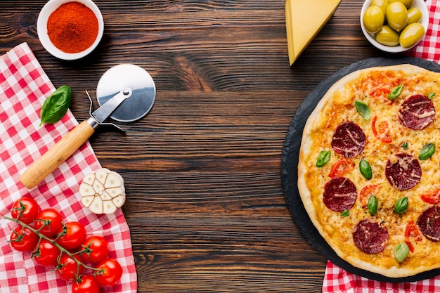 Composition de pizzas à plat avec fond