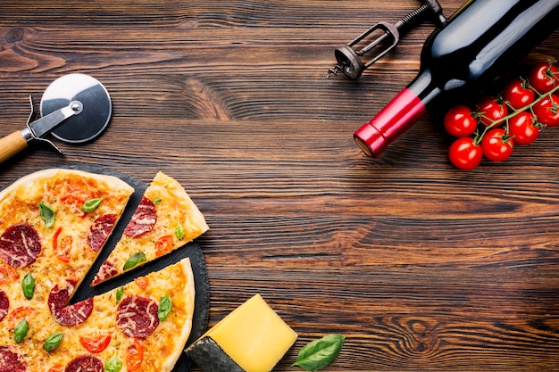 Photo gratuite composition de pizzas à plat avec fond