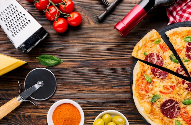 Photo gratuite composition de pizzas à plat avec fond