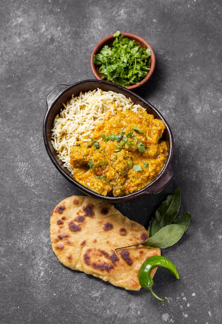 Photo gratuit composition à plat avec un délicieux repas au pakistan