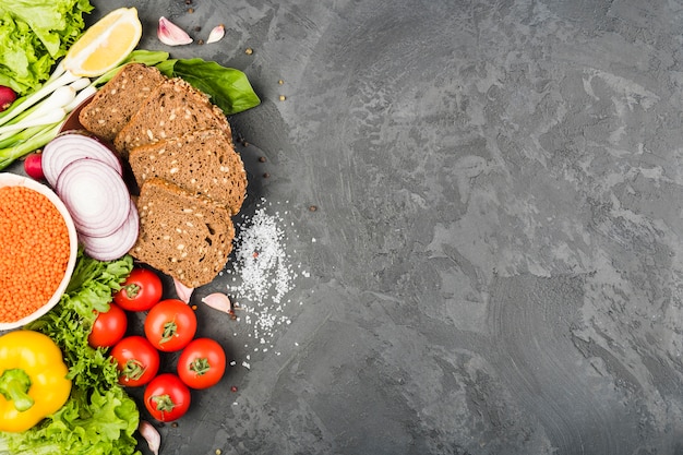 Photo gratuite composition à plat de légumes avec fond