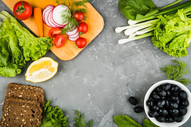 Composition à plat de légumes avec fond