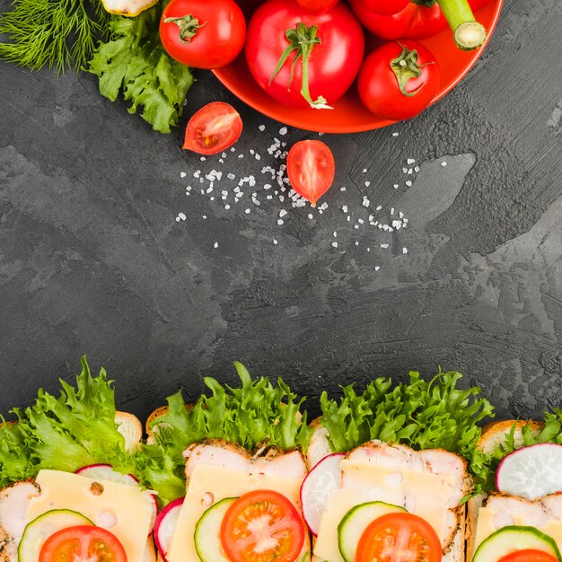 Composition à plat de légumes avec fond