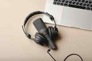 Photo gratuite composition à plat avec microphone pour podcasts et casque de studio noir sur fond marron avec café et ordinateur portable apprenant l'éducation en ligne conceptxa