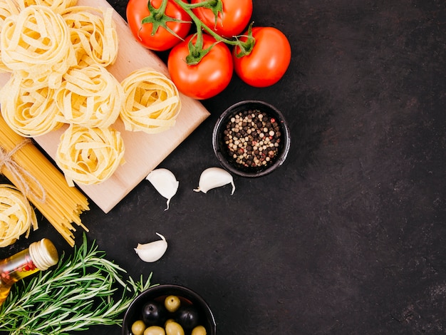 Composition à plat de pâtes avec fond