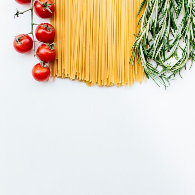 Composition à plat de pâtes avec fond