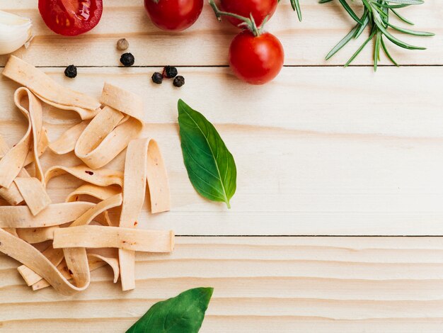 Composition à plat de pâtes avec fond