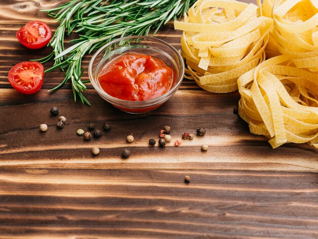 Composition à plat de pâtes avec fond