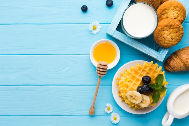 Composition de plat petit-déjeuner avec fond