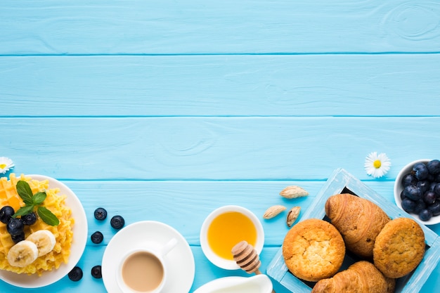 Photo gratuite composition de plat petit-déjeuner avec fond