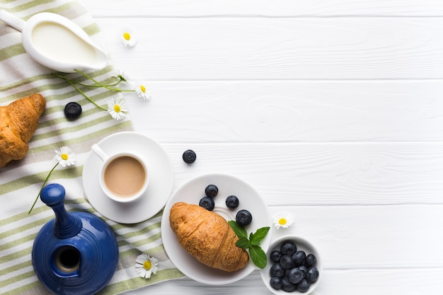 Photo gratuite composition de plat petit-déjeuner avec fond