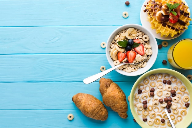 Composition de plat petit-déjeuner avec fond