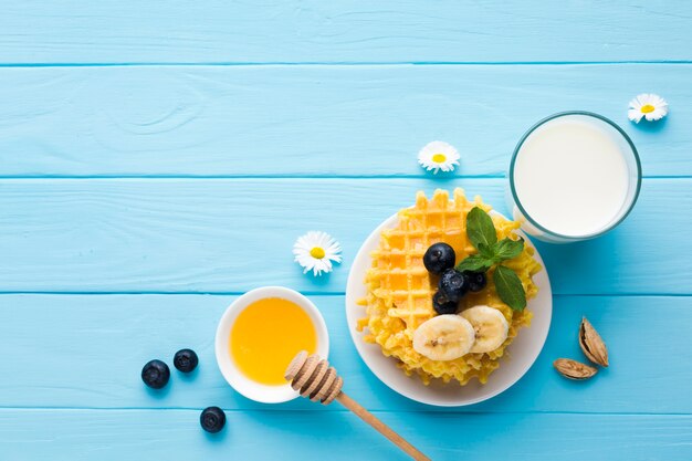 Composition de plat petit-déjeuner avec fond