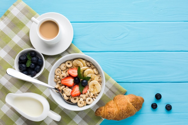 Photo gratuite composition de plat petit-déjeuner avec fond