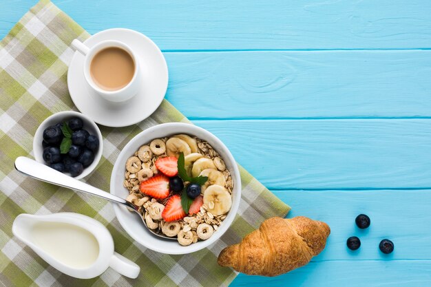 Composition de plat petit-déjeuner avec fond