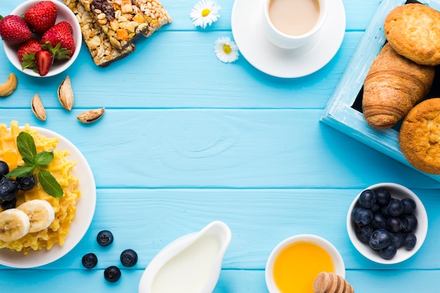 Composition de plat petit-déjeuner avec fond