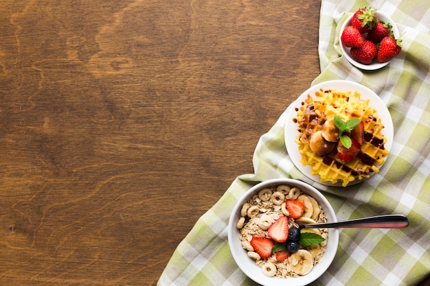 Composition de plat petit-déjeuner avec fond