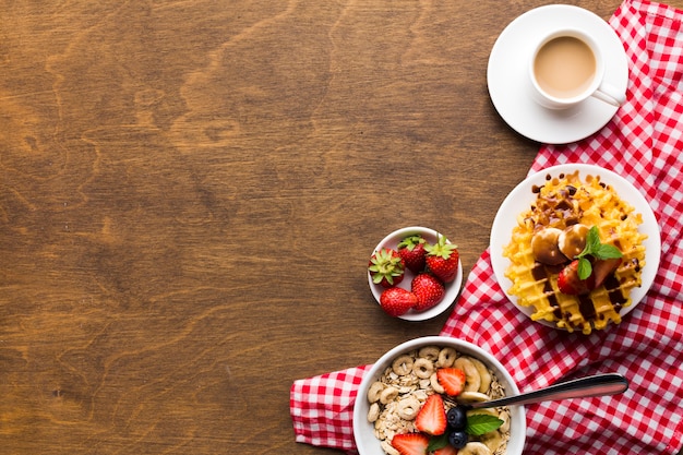 Photo gratuite composition de plat petit-déjeuner avec fond