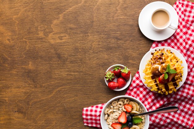 Composition de plat petit-déjeuner avec fond