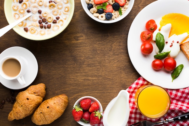 Composition de plat petit-déjeuner avec fond