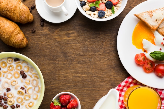 Photo gratuite composition de plat petit-déjeuner avec fond