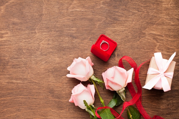 Composition à plat avec roses et bague de fiançailles