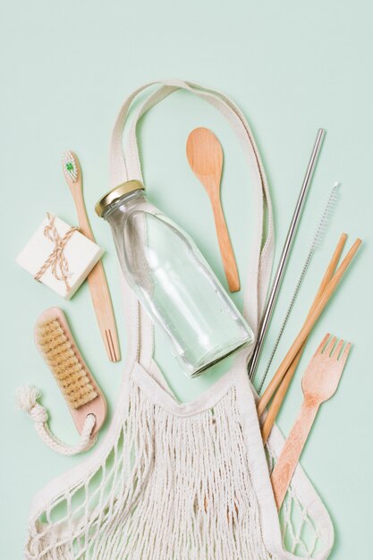 Composition plate de produits zéro déchet sur fond vert