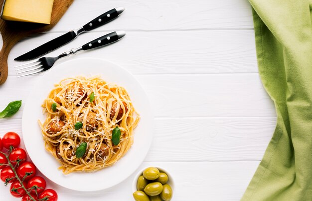 Composition de plats italiens plats laïcs avec fond