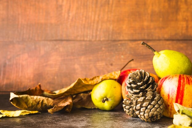 Composition avec des poires et des cônes