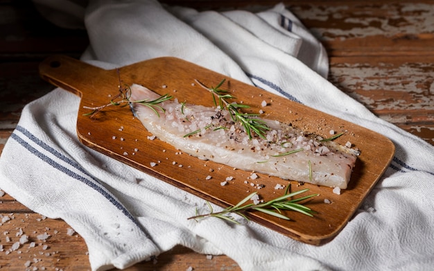 Photo gratuite composition de poisson cru pour la cuisson