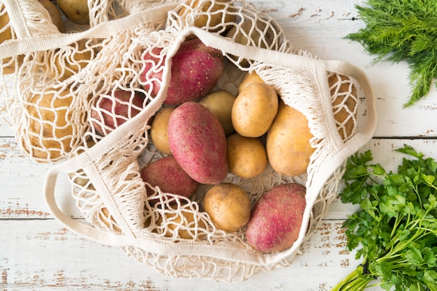 Composition de pommes de terre sur une table en bois blanche