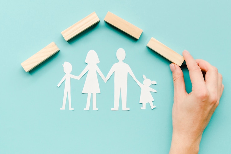 Photo gratuit composition pour le concept de famille sur fond bleu