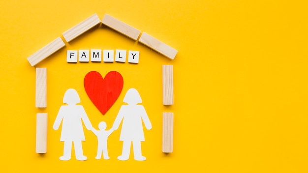 Photo gratuite composition pour le concept de famille sur fond jaune avec espace de copie