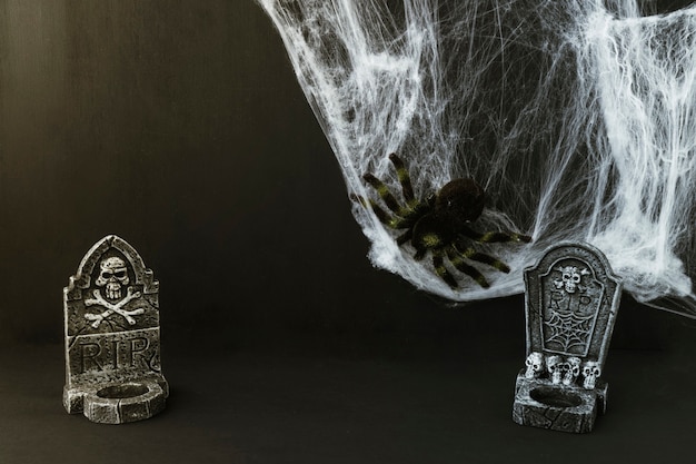 Photo gratuite composition pour halloween avec des pierres tombales