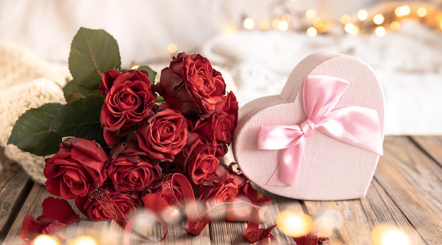 Composition pour la Saint Valentin avec un coffret cadeau et un bouquet de roses