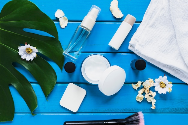 Photo gratuite composition de produits de beauté avec feuille de palmier