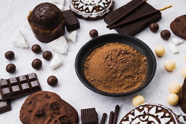 Photo gratuite composition de produits chocolatés en poudre de cacao