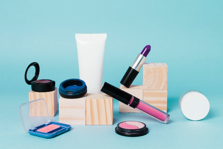 Photo gratuit composition de produits cosmétiques décoratifs pour femmes
