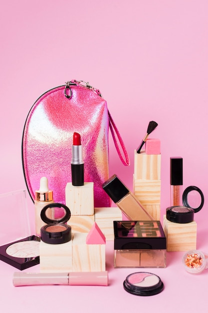 Photo gratuite composition de produits de maquillage et de trousse de beauté