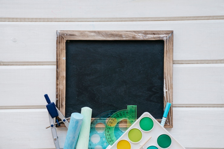 Photo gratuit composition de retour à l&#39;école avec ardoises et éléments artistiques