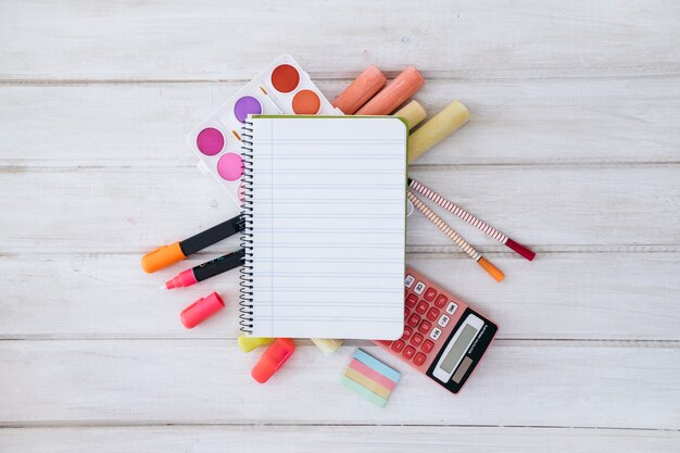 Composition de retour à l&#39;école avec bloc-notes et stylos