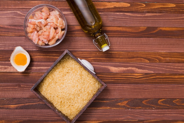 Composition de riz à plat avec fond