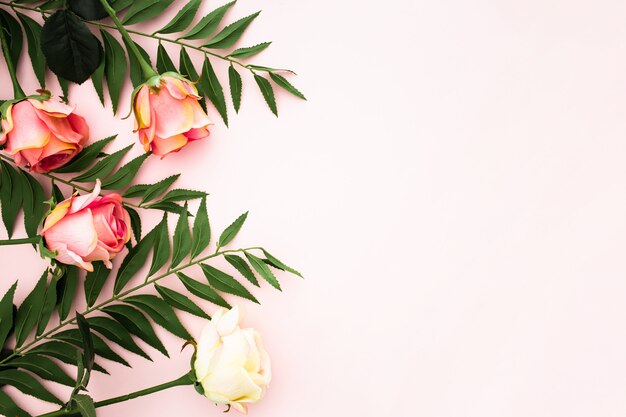 Composition romantique faite de roses et de feuilles de palmier